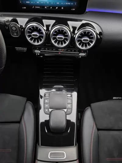 Vendo Mercedes-Benz CLA 180 2020 - 31990 EUR, 97000 km - AUTO.MOTO.pt