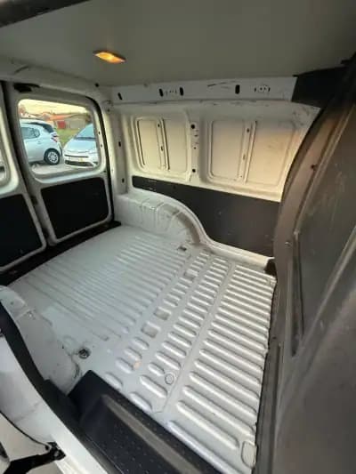 Sell Volkswagen Caddy 2018 - 7950 EUR, 322680 km - AUTO.MOTO.pt