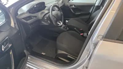 Sell Peugeot 208 2019 - 9900 EUR, 179951 km - AUTO.MOTO.pt