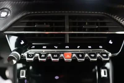 Vendo Peugeot 2008 2021 - 23900 EUR, 30000 km - AUTO.MOTO.pt