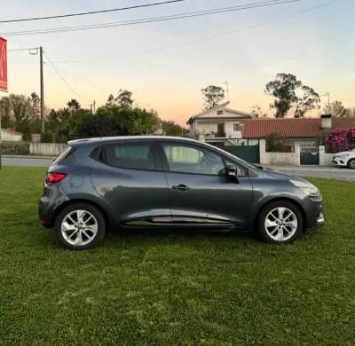 Vendo Renault Clio 2017 - 11900 EUR, 171000 km - AUTO.MOTO.pt