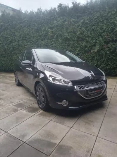 Vendo Peugeot 208 2013 - 8900 EUR, 157000 km - AUTO.MOTO.pt