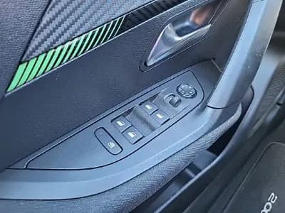 Vendo Peugeot 2008 2024 - 20700 EUR, 24657 km - AUTO.MOTO.pt