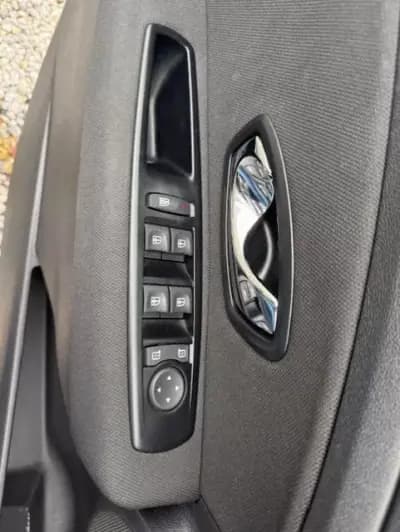 Vendo Renault Fluence 2014 - 10500 EUR, 148000 km - AUTO.MOTO.pt