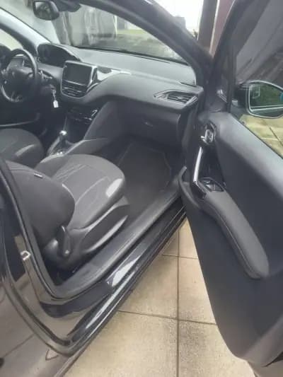 Vendo Peugeot 208 2013 - 8900 EUR, 157000 km - AUTO.MOTO.pt