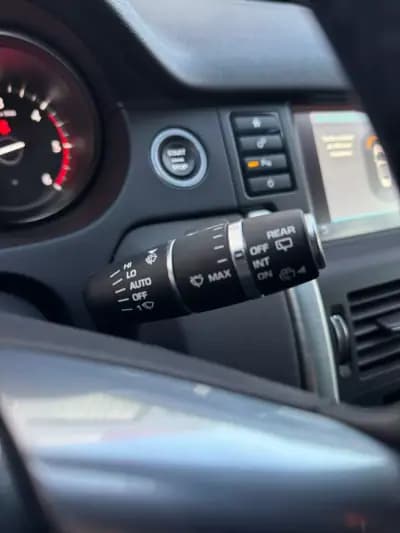 Vendo Land Rover Discovery Sport 2018 - 29750 EUR, 100950 km - AUTO.MOTO.pt