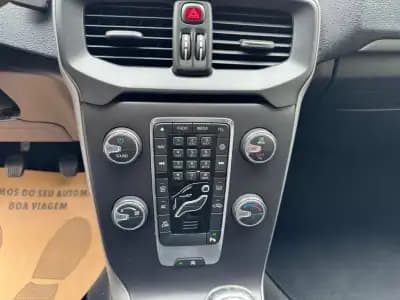 Sell Volvo V40 2017 - 14750 EUR, 138000 km - AUTO.MOTO.pt