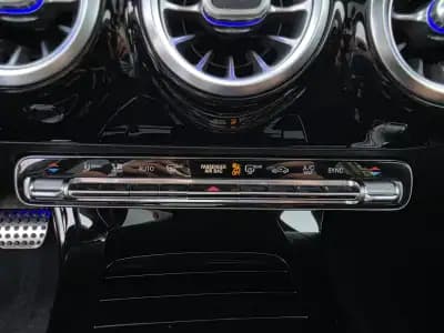 Vendo Mercedes-Benz CLA 180 2020 - 31990 EUR, 97000 km - AUTO.MOTO.pt