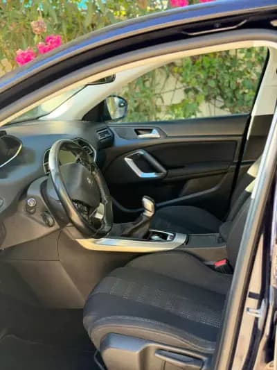 Vendo Peugeot 308 2017 - 10900 EUR, 140007 km - AUTO.MOTO.pt