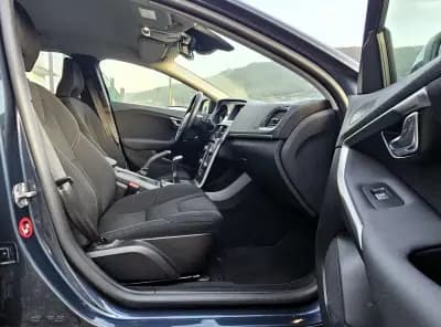 Sell Volvo V40 2016 - 16500 EUR, 79000 km - AUTO.MOTO.pt