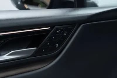 Sell Porsche Macan 2024 - 87950 EUR, 16000 km - AUTO.MOTO.pt