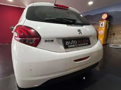 Vendo Peugeot 208 2018 - 12990 EUR, 92000 km - AUTO.MOTO.pt