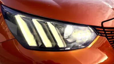 Sell Peugeot e-2008 2020 - 18900 EUR, 53838 km - AUTO.MOTO.pt