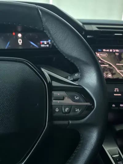 Vendo Peugeot 308 2022 - 22650 EUR, 61135 km - AUTO.MOTO.pt