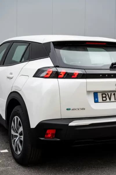 Vendo Peugeot e-2008 2021 - 19990 EUR, 13890 km - AUTO.MOTO.pt