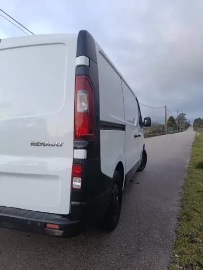 Vendo Renault Trafic 2015 - 9450 EUR, 236000 km - AUTO.MOTO.pt