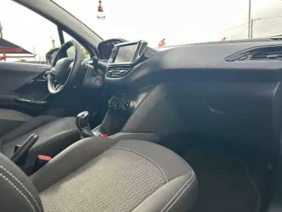 Vendo Peugeot 208 2018 - 12990 EUR, 92000 km - AUTO.MOTO.pt