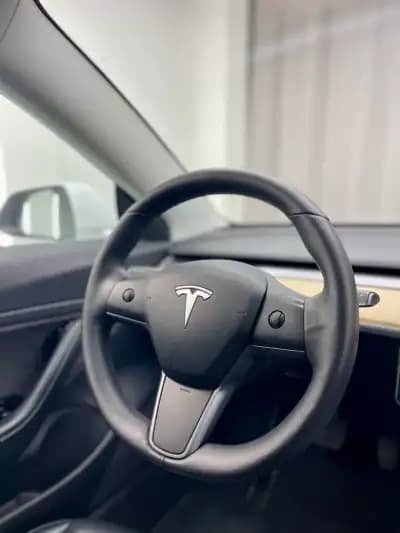 Vendo Tesla Model 3 2019 - 20250 EUR, 179000 km - AUTO.MOTO.pt