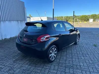 Vendo Peugeot 208 2013 - 10990 EUR, 129992 km - AUTO.MOTO.pt