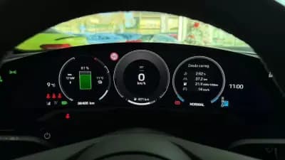 Vendo Porsche Taycan 2024 - 82000 EUR, 38405 km - AUTO.MOTO.pt