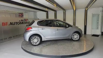 Sell Peugeot 208 2019 - 9900 EUR, 179951 km - AUTO.MOTO.pt