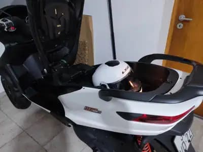 Vendo mota Piaggio MP3 Three Wheeler 400 2018 - 4750 EUR, 17000 km - AUTO.MOTO.pt