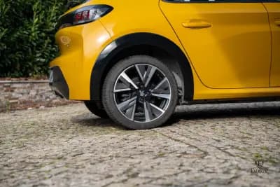 Vendo Peugeot e-208 2023 - 17900 EUR, 25000 km - AUTO.MOTO.pt