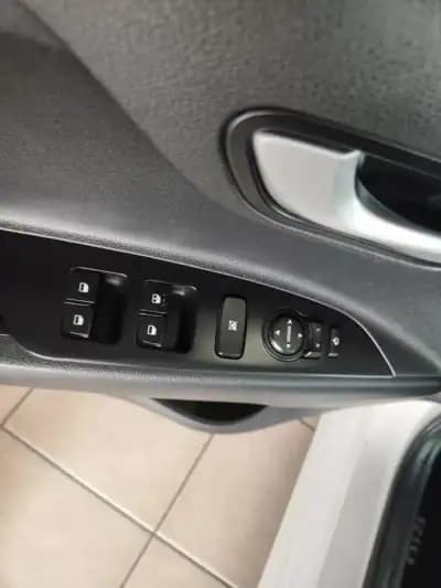 Sell Kia Rio 2018 - 14750 EUR, 46500 km - AUTO.MOTO.pt