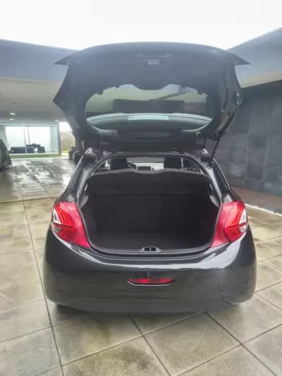 Vendo Peugeot 208 2013 - 8900 EUR, 157000 km - AUTO.MOTO.pt