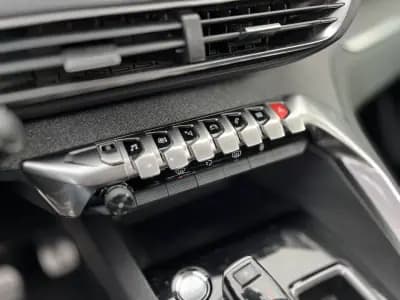 Sell Peugeot 3008 2018 - 21990 EUR, 130000 km - AUTO.MOTO.pt