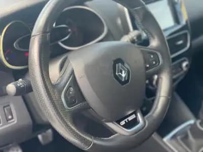 Vendo Renault Clio 2018 - 11850 EUR, 60877 km - AUTO.MOTO.pt