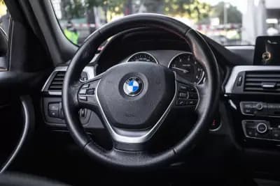 Vendo BMW 318 2015 - 16900 EUR, 246569 km - AUTO.MOTO.pt