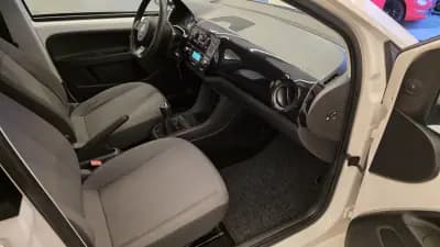 Vendo Volkswagen Cross Up! 2013 - 7750 EUR, 154338 km - AUTO.MOTO.pt