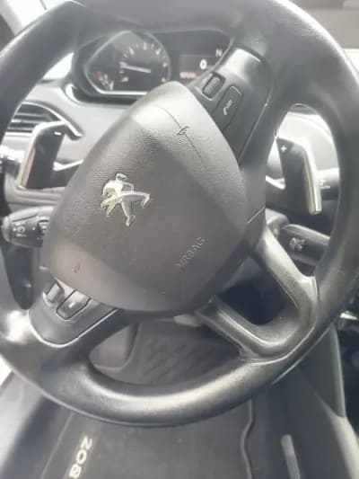 Vendo Peugeot 208 2013 - 8900 EUR, 157000 km - AUTO.MOTO.pt