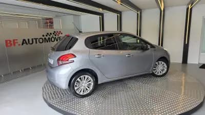 Sell Peugeot 208 2019 - 9900 EUR, 179951 km - AUTO.MOTO.pt