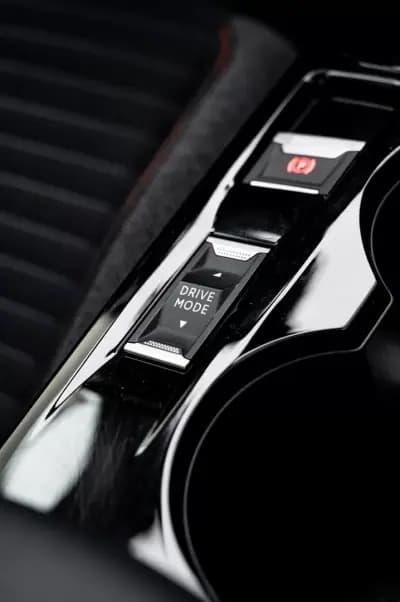 Vendo Peugeot e-2008 2021 - 19990 EUR, 13890 km - AUTO.MOTO.pt