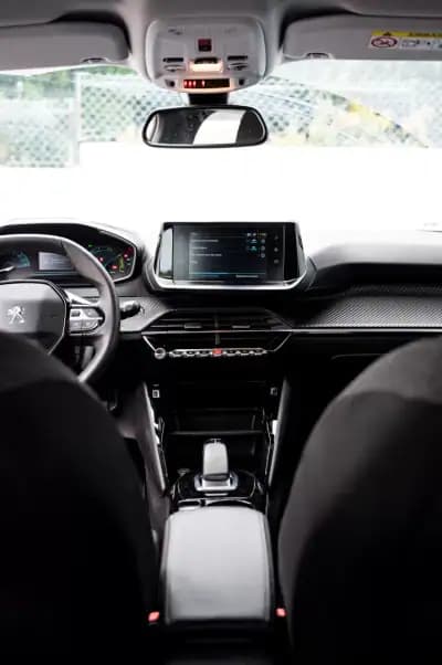 Vendo Peugeot e-2008 2021 - 19990 EUR, 13890 km - AUTO.MOTO.pt