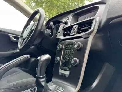 Sell Volvo V40 2017 - 14750 EUR, 138000 km - AUTO.MOTO.pt