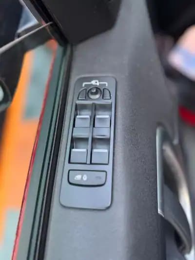 Vendo Land Rover Discovery Sport 2018 - 29750 EUR, 100950 km - AUTO.MOTO.pt