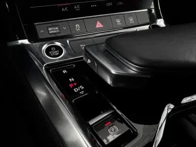 Sell Audi Q8 e-Tron Sportback 2024 - 59990 EUR, 24200 km - AUTO.MOTO.pt