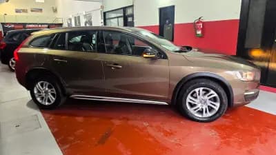 Vendo Volvo V60 Cross Country 2016 - 18180 EUR, 138731 km - AUTO.MOTO.pt