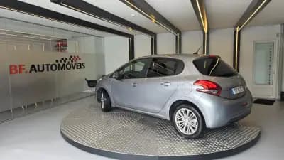 Sell Peugeot 208 2019 - 9900 EUR, 179951 km - AUTO.MOTO.pt