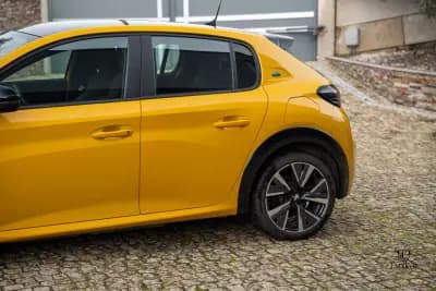 Vendo Peugeot e-208 2023 - 17900 EUR, 25000 km - AUTO.MOTO.pt