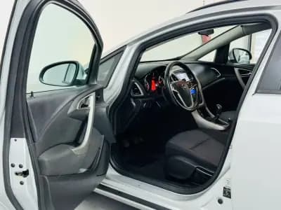 Vendo Opel Astra Sports Tourer 2011 - 6250 EUR, 235000 km - AUTO.MOTO.pt