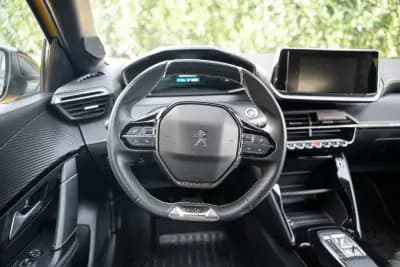 Vendo Peugeot e-208 2023 - 17900 EUR, 25000 km - AUTO.MOTO.pt